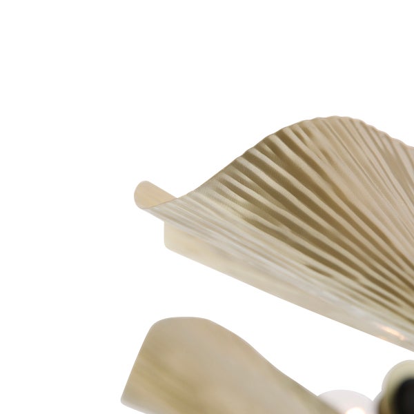 Detailaufnahme einer Deckenleuchte mit dekorativem Lampenschirm