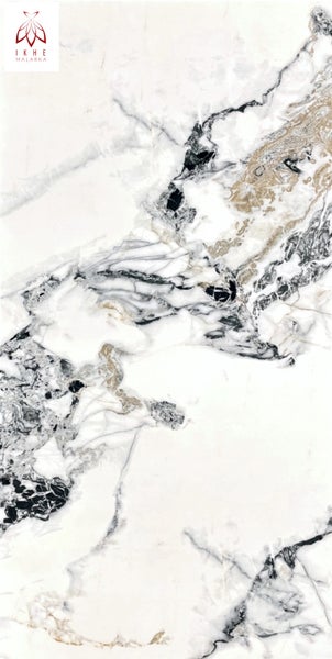 Fliese in Marmoroptik mit weißem Grund und schwarzen sowie beigen Adern. IKHE MALARKA Logo.