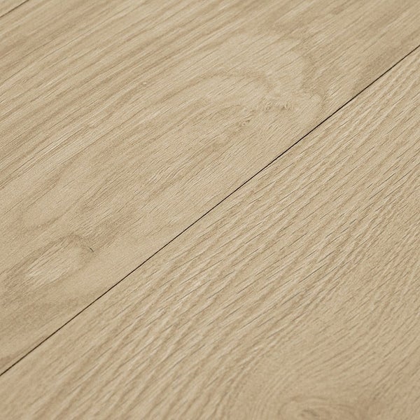 Laminatboden mit Eichenholzoptik in Dielenformat mit sichtbarer Holzmaserung
