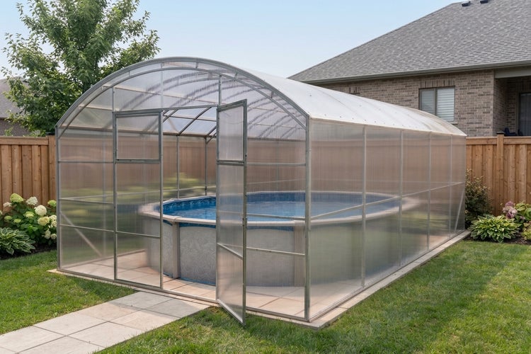 Rundbogen Poolüberdachung aus Polycarbonat mit Metallrahmen im Garten über einem runden Aufstellpool.