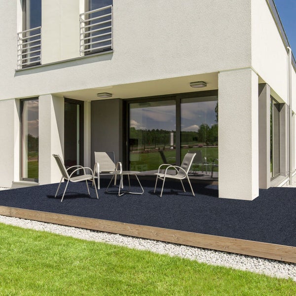 Außenbereich mit Terrassendielen, Gartenmöbeln und Rasenfläche