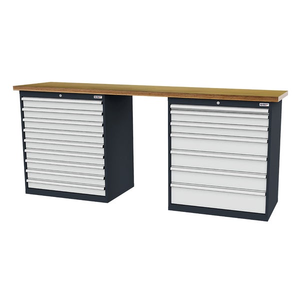 Werkbank mit Holz-Arbeitsplatte und zwei Schubladenschränken. Linker Schrank mit neun Schubladen, rechter Schrank mit sieben Schubladen.