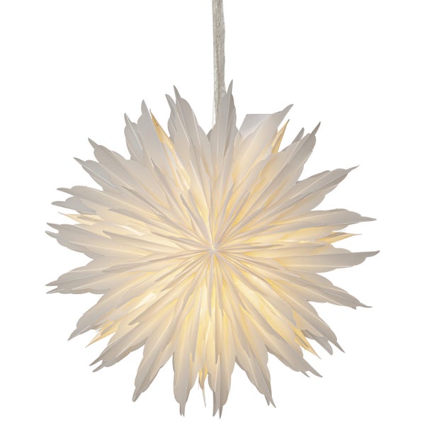 Dekorative Szene mit leuchtenden Papiersternen, Stuhl, Rahmen, Vase mit Eukalyptus und Kerzen für eine gemütliche Atmosphäre