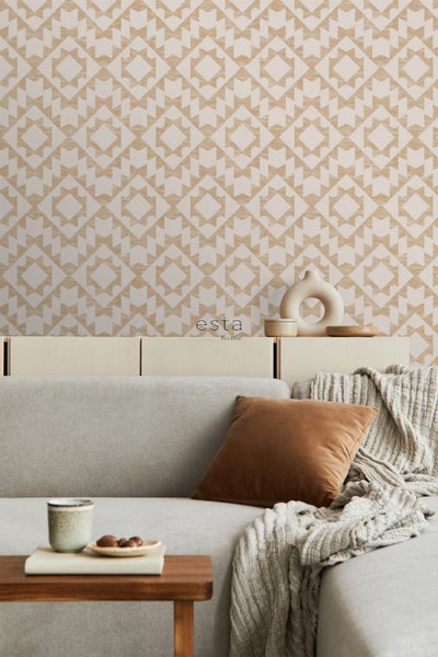 Wohnzimmer mit geometrischer Mustertapete, Sofa und Dekoration