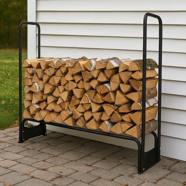 Holzlagerregal aus Metall mit Holzscheiten