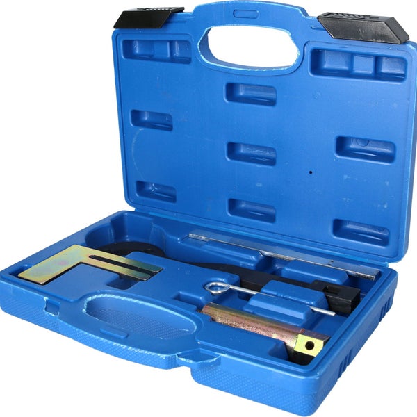 Offener blauer Werkzeugkoffer mit verschiedenen Kfz-Werkzeugen