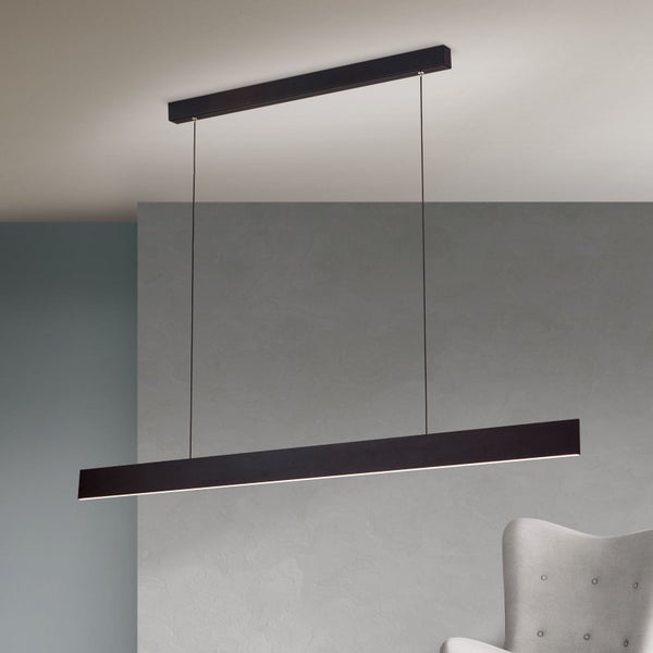 Moderne, schmale LED-Pendelleuchte in stabförmigem Design zur Deckenmontage in einem minimalistischen Wohnraum.