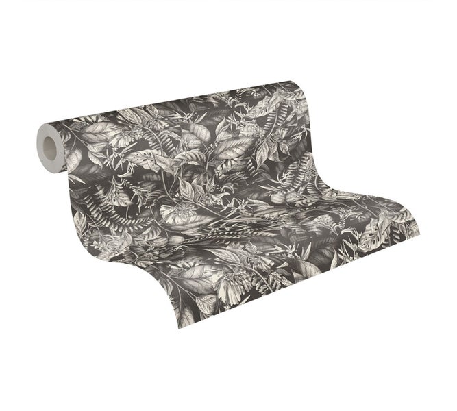 Dekorativer Raum mit floral gemusterter Tapete, Sessel, Hocker und Stehlampe