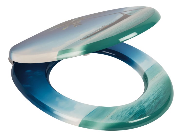 Detailansicht eines hellen Teppichs auf dunklem Holzboden