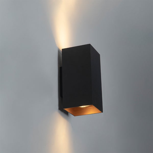 Schwarze Würfel Wandleuchte mit Lichteffekt.