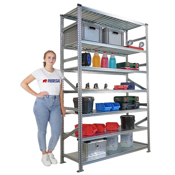 Metallregal mit mehreren Ebenen und verschiedenen Aufbewahrungsgegenständen