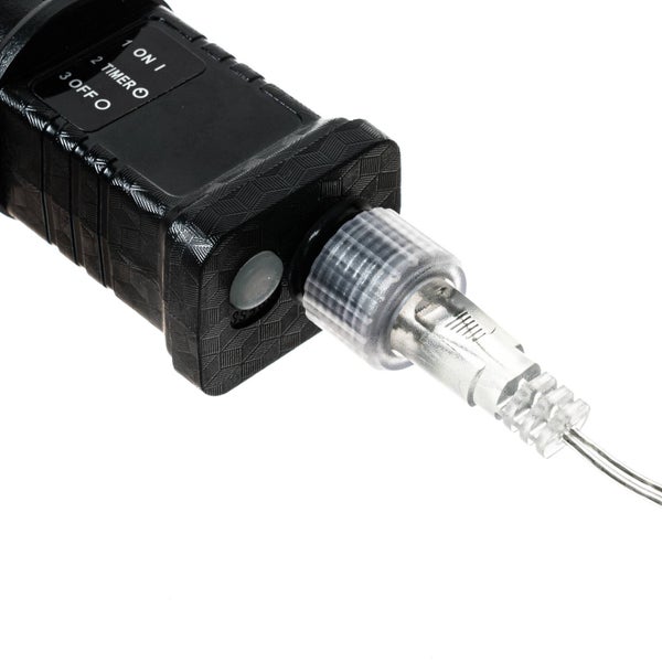 Schwarzer Lichterketten-Adapter mit Schalter für Ein, Timer und Aus sowie transparentem Anschlussstecker.