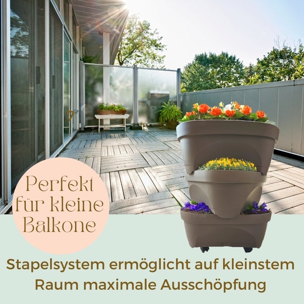 Gestapelter Blumenturm mit verschiedenen Blumen auf einem Balkon