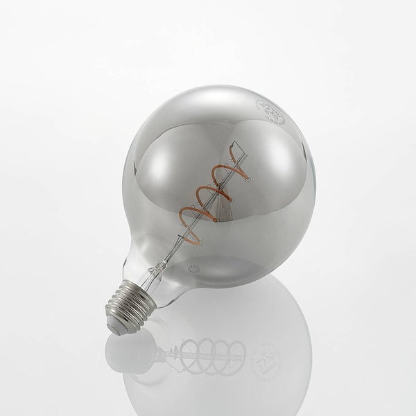 LED-Globe-Leuchtmittel mit E27-Sockel, spiralförmigem Filament und silberfarbenem Glas.