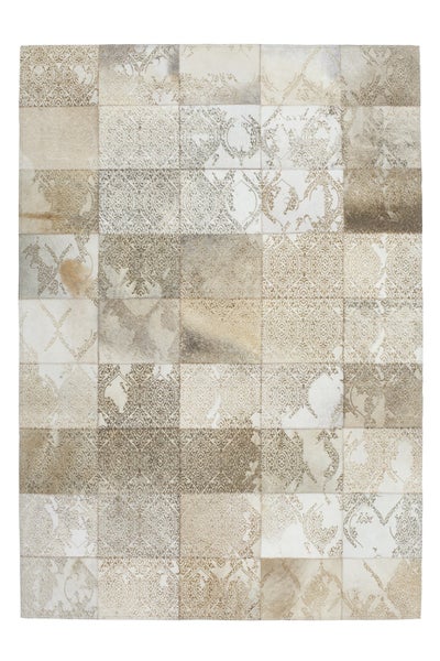 Patchwork-Teppich aus Kuhfell mit ornamentalen Mustern in Beige- und Brauntönen.