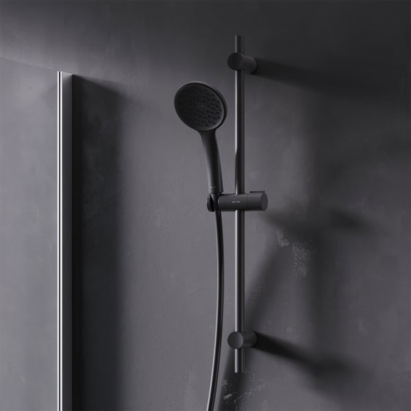 Duschset mit Handbrause und Duschstange in mattem Design an einer Wand montiert