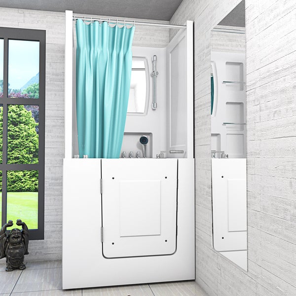 Begehbare Badewanne mit integrierter Dusche, Einstiegstür, Sitzfläche, Duschvorhang, Spiegel und Armaturen für barrierefreies Baden.