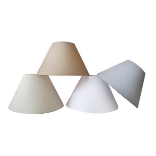 Mehrere Lampenschirme in Kegelform