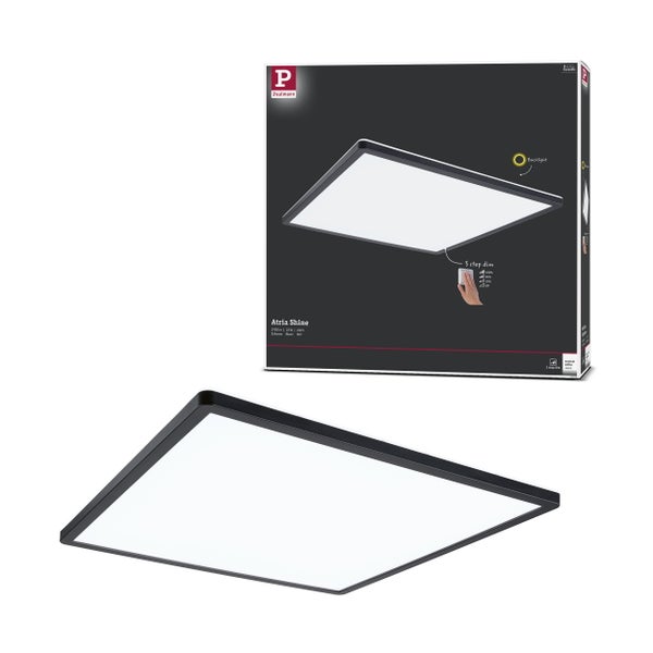 Moderner, heller Essraum mit Holztisch, Stühlen und smarter LED-Streifen-Beleuchtung an Decke, Boden und Regalen vor einer Wand in Betonoptik.