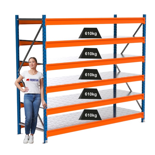 Metallregal mit fünf Ebenen und einer maximalen Belastbarkeit von 610 Kilogramm pro Ebene, dargestellt mit einer Frau für Größenvergleich.