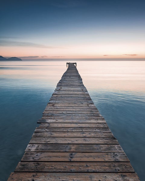 Holzsteg über ruhiges Gewässer