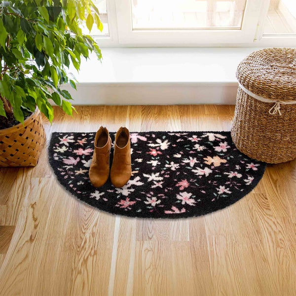 Halbrunde Fußmatte mit Blumenmuster, Schuhe und Korb