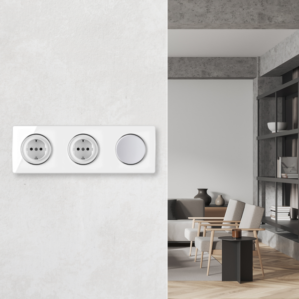 Dreifach Steckdosenleiste mit Lichtschalter in einem modernen Wohnzimmer mit Sesseln und Regal.