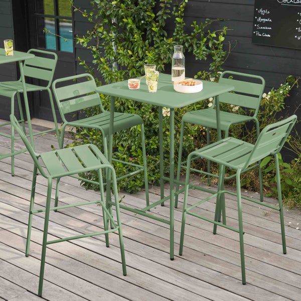 Grünes Barset aus Metall mit quadratischem Stehtisch und vier Barstühlen auf einer Holzterrasse.