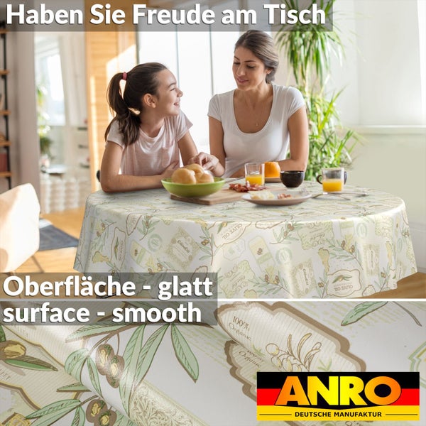 Runde Tischdecke mit Oliven-Motiv und glatter Oberfläche in einer hellen Küche mit Mutter und Kind am Tisch. ANRO Deutsche Manufaktur Logo.