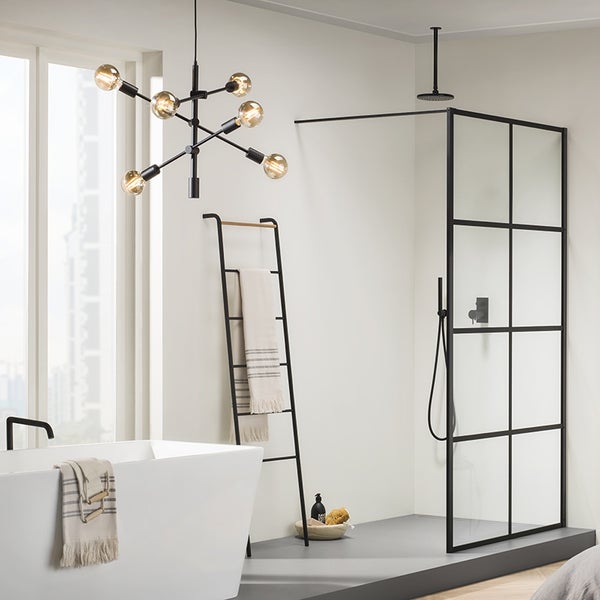 Modernes Badezimmer mit freistehender Wanne, Walk in Dusche mit schwarzem Rahmen, Handtuchleiter und dekorativer Deckenleuchte.