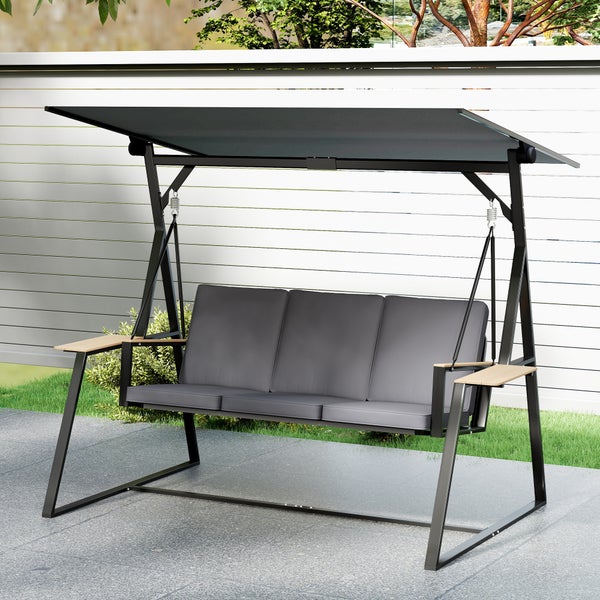 Dreisitzer-Hollywoodschaukel mit grauem Sonnendach, grauen Polstern, schwarzem Metallgestell und seitlichen Ablagetischen aus Holz auf einer Terrasse.
