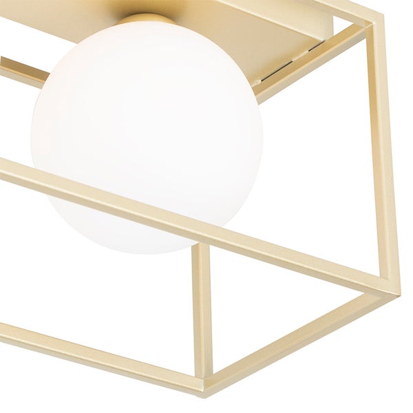 Nahaufnahme einer modernen Leuchte mit weißer Glaskugel in einem rechteckigen, goldfarbenen Metallrahmen.