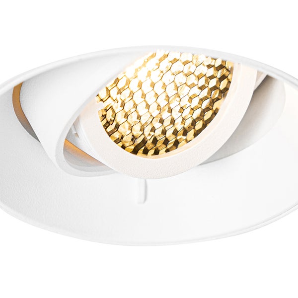 Einbaustrahler mit schwarzem Wabenraster zur Blendungsbegrenzung und weißem Gehäuse.