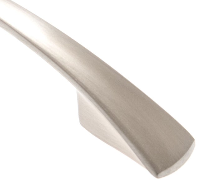 Gebogener Möbelgriff aus Metall in mattem Design für Schränke und Schubladen