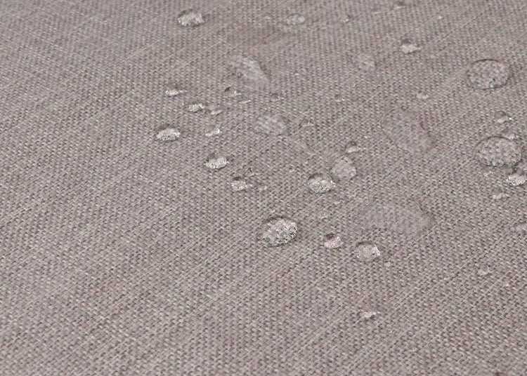 Nahaufnahme eines wasserabweisenden Stoffes mit Wassertropfen