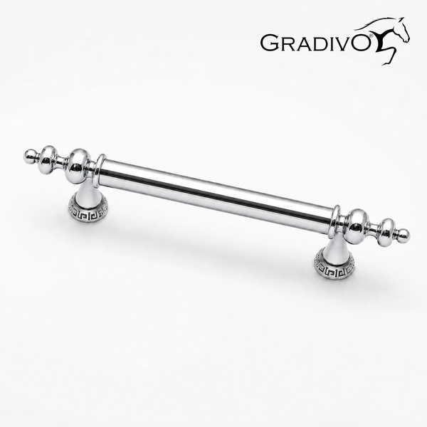 Klassischer Möbelgriff aus Metall in Chrom-Optik. Gradivo Logo.