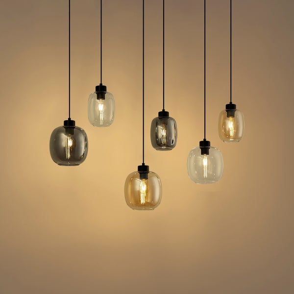 Sechsflammige Pendelleuchte mit ovalen Glasschirmen in verschiedenen Tönungen und sichtbaren Filament-Leuchtmitteln.