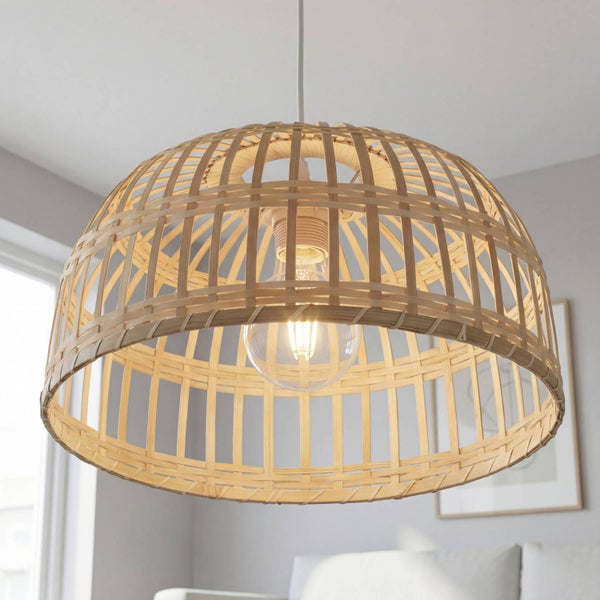 Pendelleuchte aus Bambus mit kuppelförmigem Geflecht und sichtbarem Leuchtmittel.