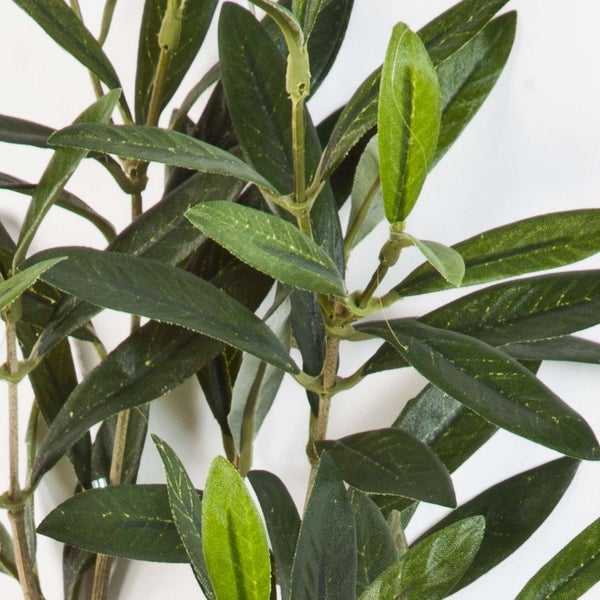 Detailansicht eines künstlichen Olivenzweigs mit grünen, länglichen Blättern.