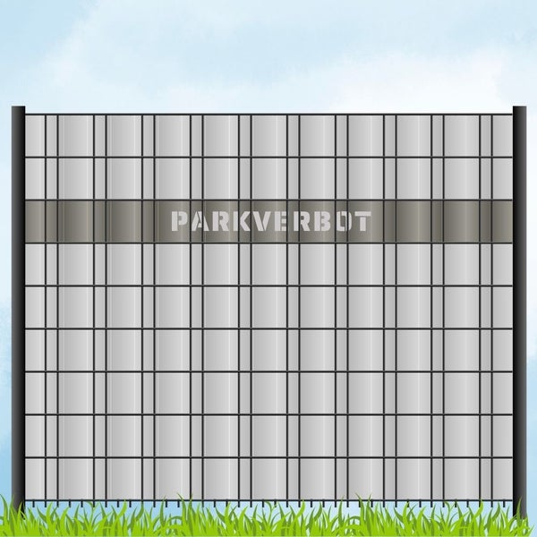 Metallzaun mit der Aufschrift Parkverbot