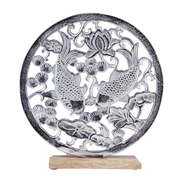 Dekorative Skulptur mit Fisch- und Lotusblütenmuster auf Holzsockel