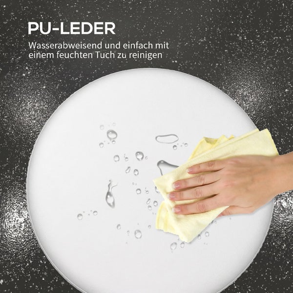 Hand reinigt wasserabweisende Oberfläche aus Polyurethan Leder mit einem Tuch.