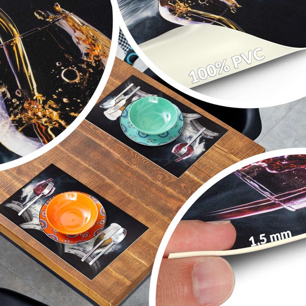 Zwei Tischsets aus 100 Prozent PVC auf einem Holztisch, 1,5 Millimeter dick, mit einem dynamischen Getraenkemotiv bedruckt.