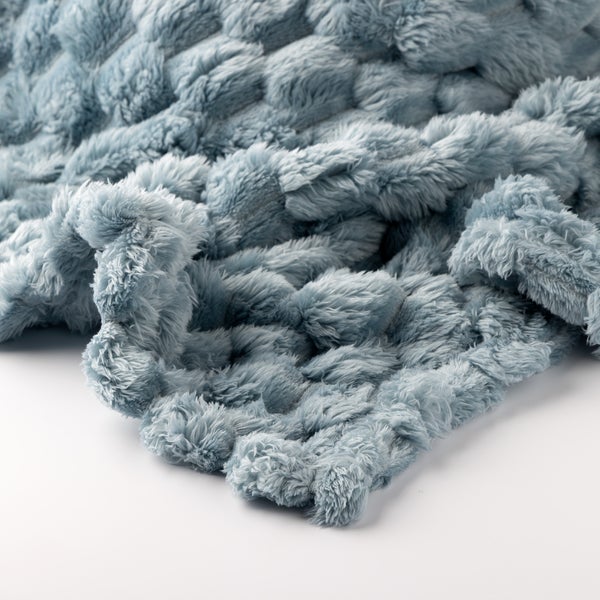 Blaue Kuscheldecke aus weichem Kunstfell mit strukturierter Oberfläche.