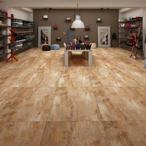 Innenraum eines Bekleidungsgeschäfts mit Holzboden