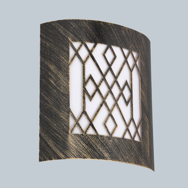 Gebogene Wandleuchte mit geometrischem Gittermuster und dunkler Metalloberfläche.