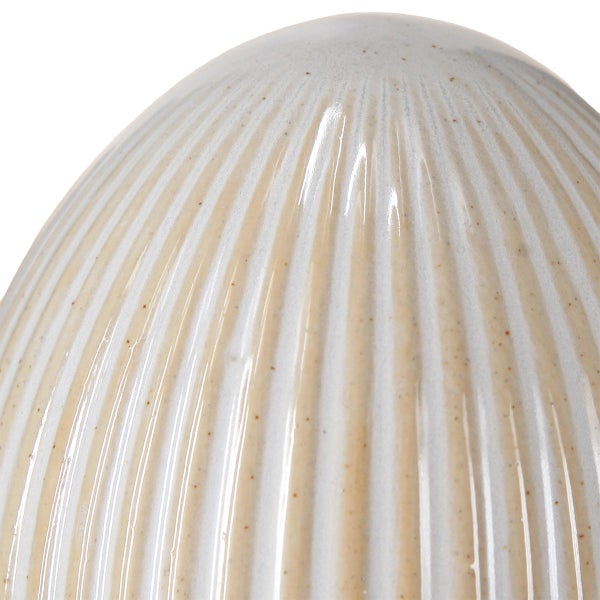 Detailaufnahme einer geriffelten Keramikoberfläche