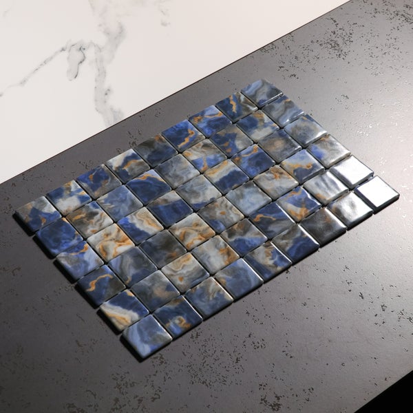 Mosaikfliesen mit Marmoroptik auf dunklem Untergrund