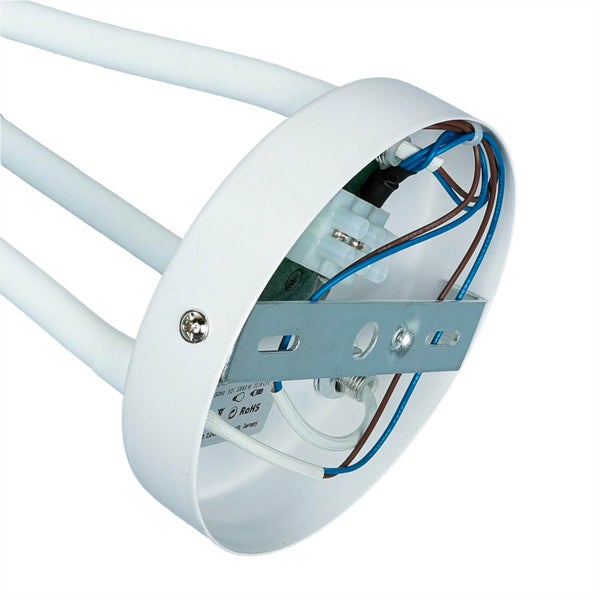 Innenansicht einer weißen Deckenleuchte mit sichtbaren elektrischen Anschlüssen