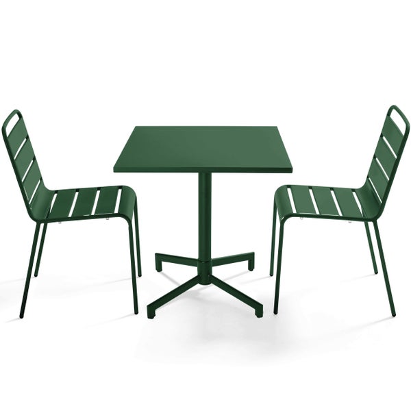 Grünes Gartenmöbel-Set aus Metall mit einem quadratischen Tisch und zwei Stühlen mit Latten-Design.